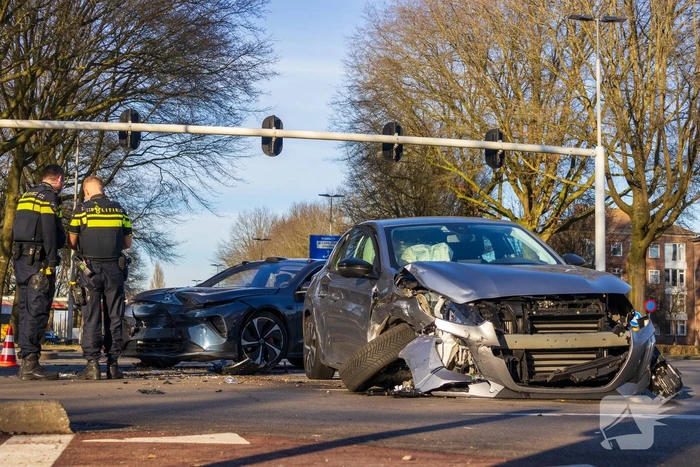 Twee voertuigen fiks beschadigd bij aanrijding op kruising