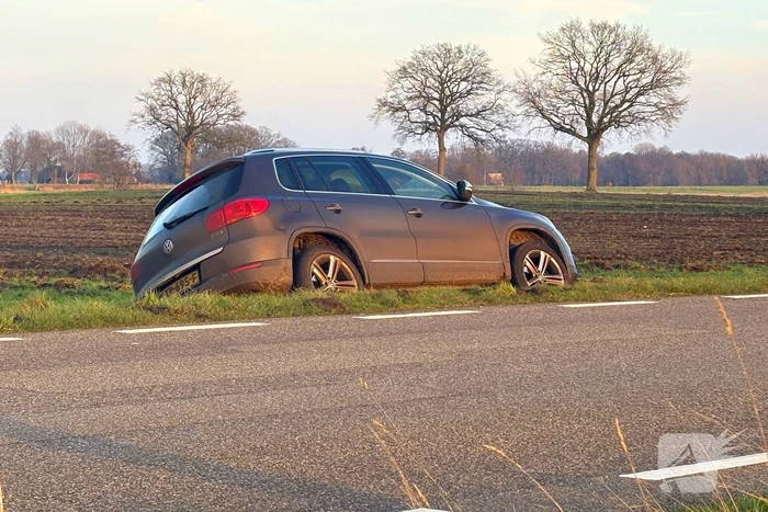 Automobilist verliest macht over het stuur en belandt in greppel