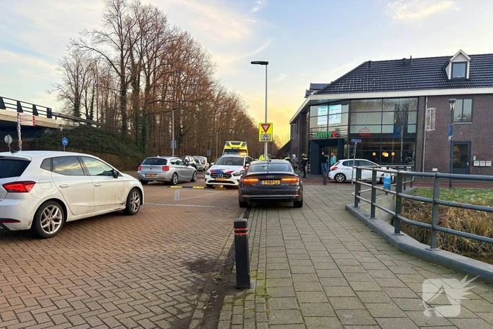 Fietser en automobilist botsen met elkaar