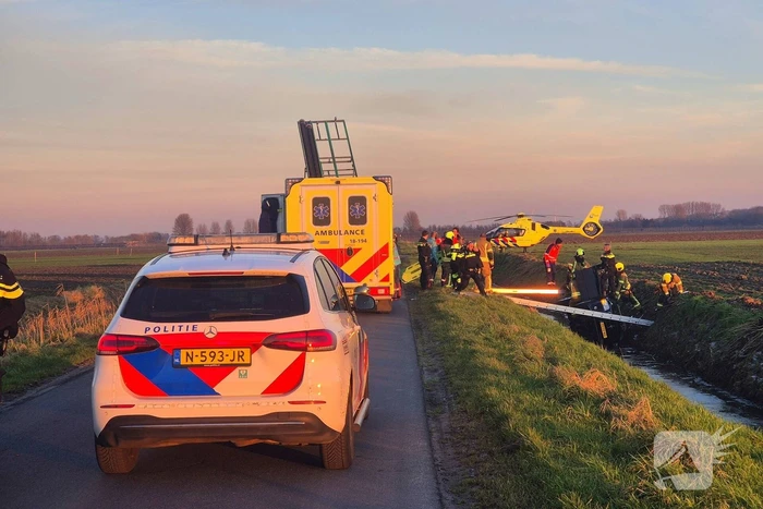 Voertuig belandt op zijkant in water na ongeval