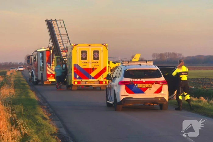 Voertuig belandt op zijkant in water na ongeval