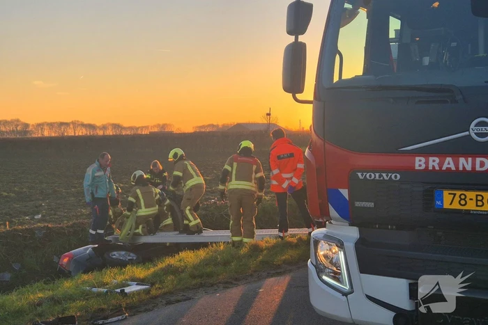 Voertuig belandt op zijkant in water na ongeval