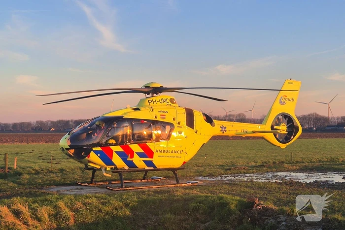Voertuig belandt op zijkant in water na ongeval