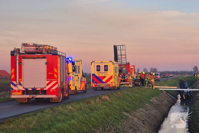 Voertuig belandt op zijkant in water na ongeval