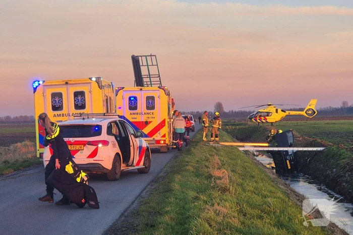 Voertuig belandt op zijkant in water na ongeval
