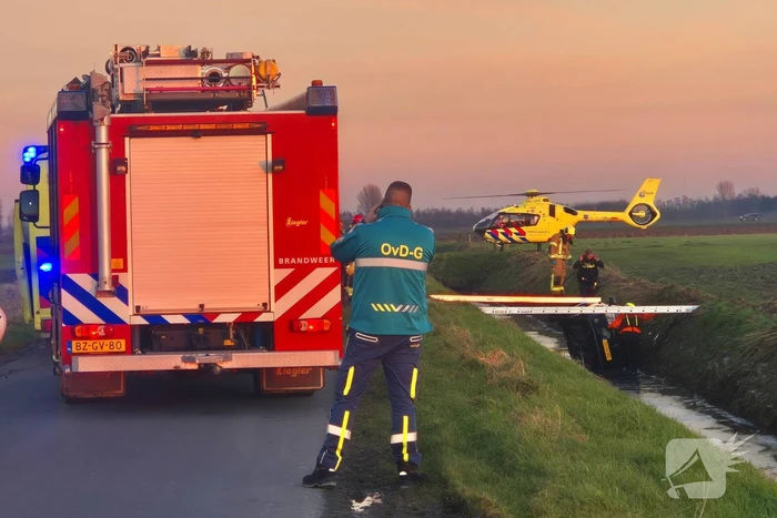 Voertuig belandt op zijkant in water na ongeval