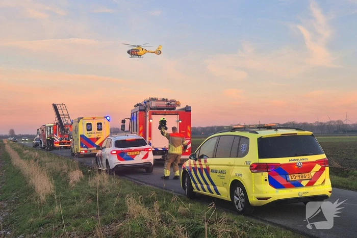 Voertuig belandt op zijkant in water na ongeval