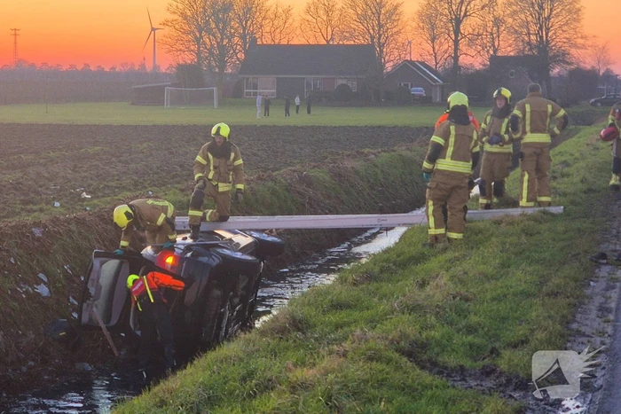 Voertuig belandt op zijkant in water na ongeval