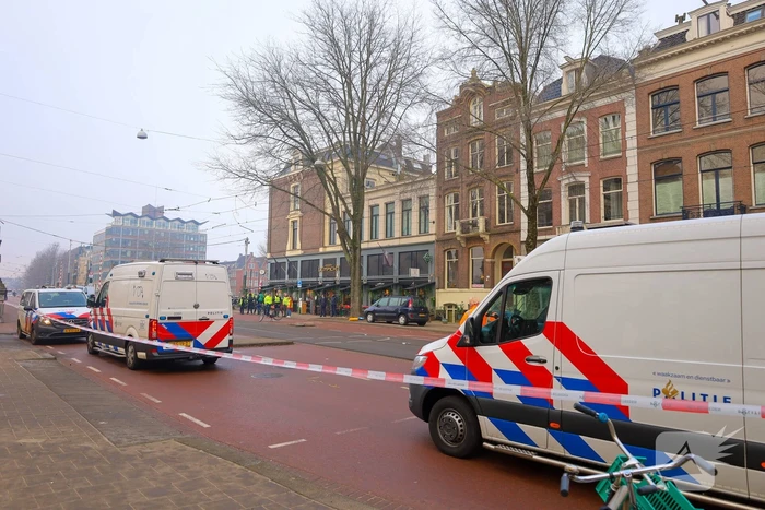 Kind bekneld onder tram