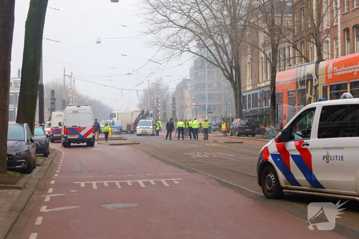 Kind bekneld onder tram
