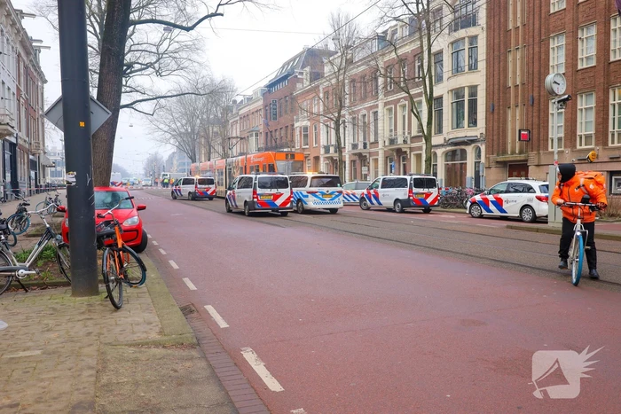 Kind bekneld onder tram