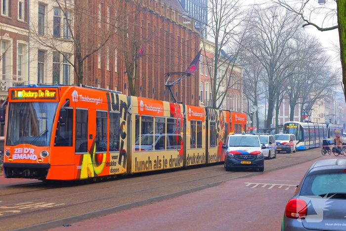 Kind bekneld onder tram