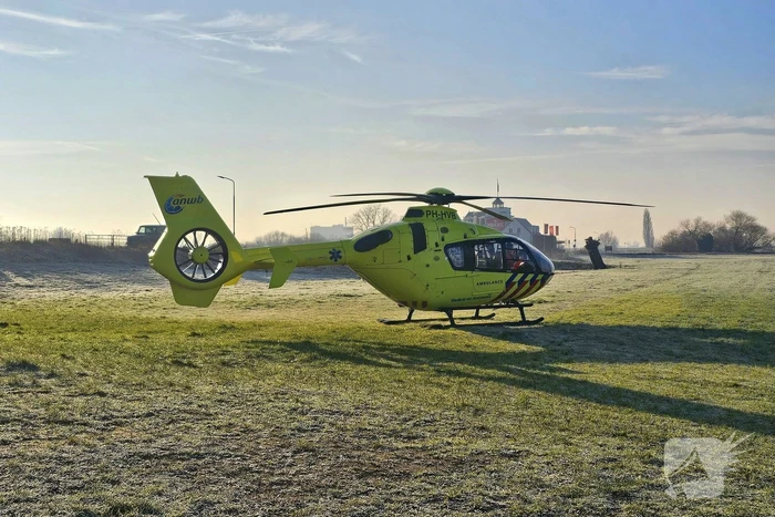 Traumahelikopter landt voor medische noodsituatie