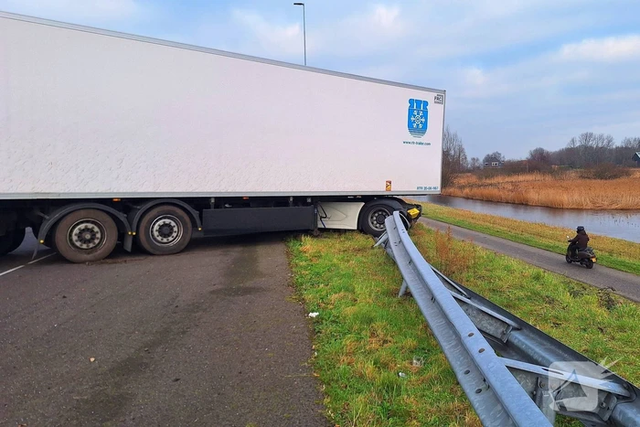 Vrachtwagen crasht en belandt in vangrail