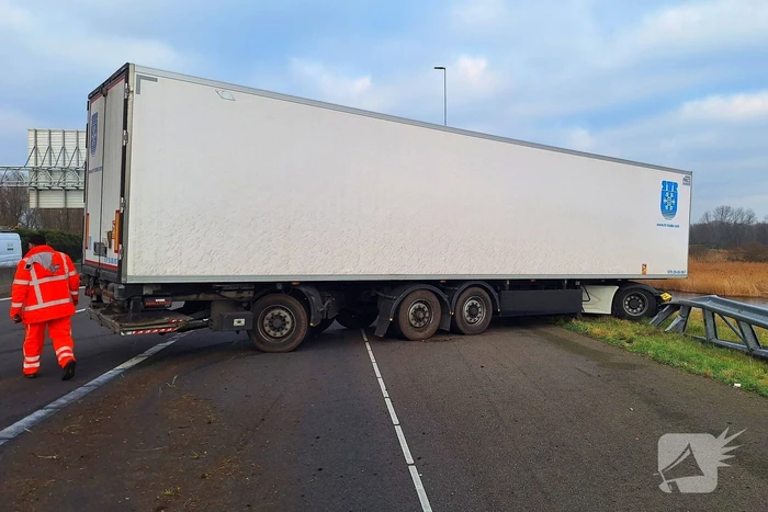 Vrachtwagen crasht en belandt in vangrail