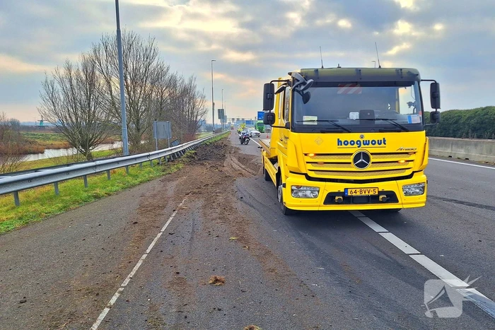 Vrachtwagen crasht en belandt in vangrail