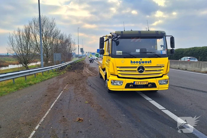 Vrachtwagen crasht en belandt in vangrail