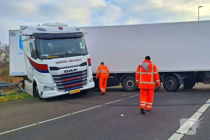 Vrachtwagen crasht en belandt in vangrail
