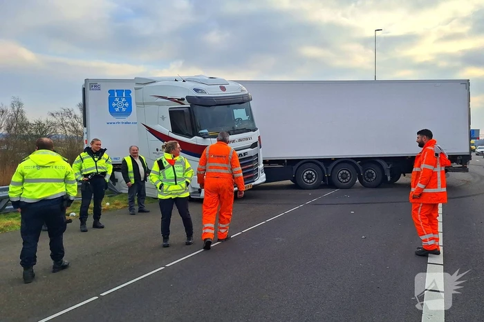 Vrachtwagen crasht en belandt in vangrail