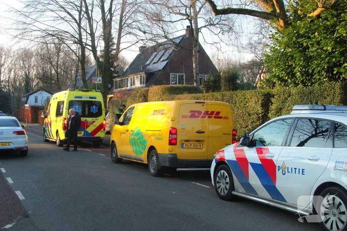 Automobilist rijdt fietser aan op rotonde