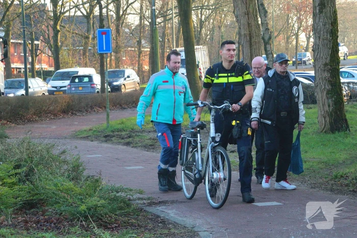 Automobilist rijdt fietser aan op rotonde