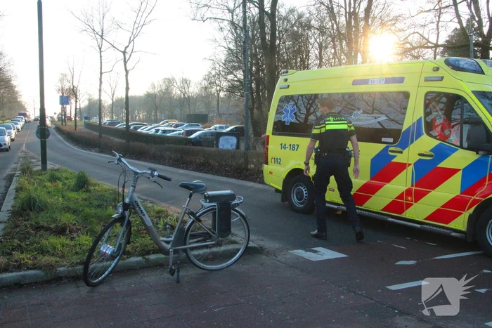 Automobilist rijdt fietser aan op rotonde