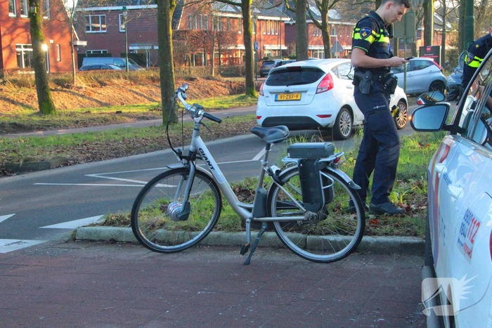 Automobilist rijdt fietser aan op rotonde