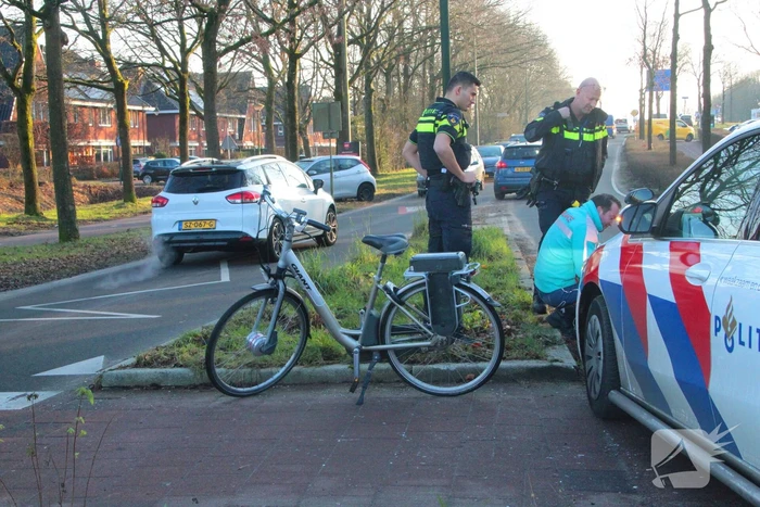Automobilist rijdt fietser aan op rotonde