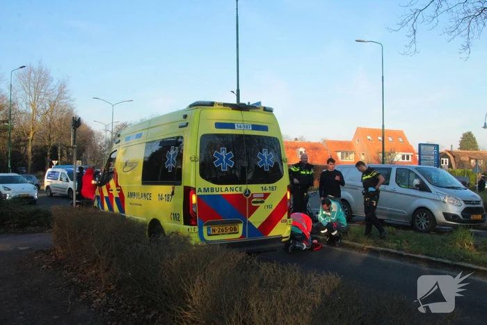 Automobilist rijdt fietser aan op rotonde