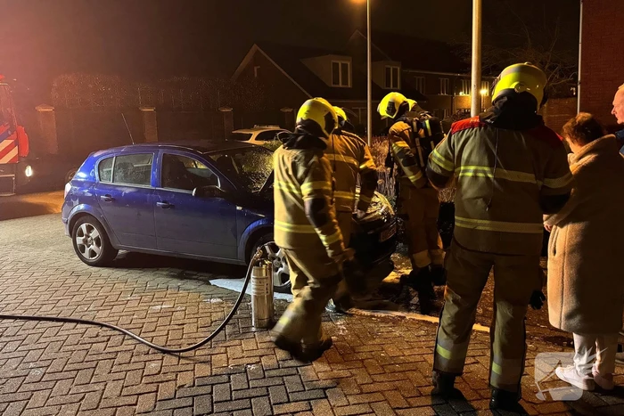 Brand onder motorkap van auto