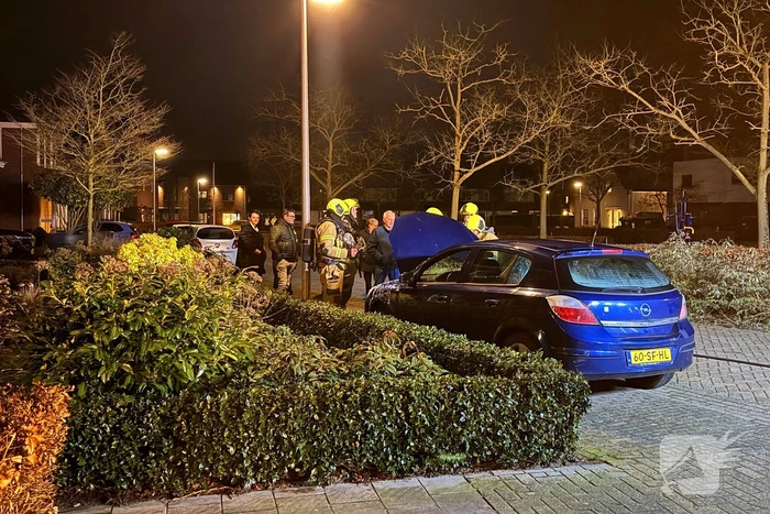 Brand onder motorkap van auto