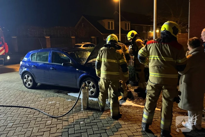 Brand onder motorkap van auto