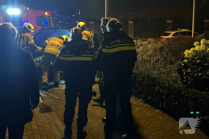 Brand onder motorkap van auto