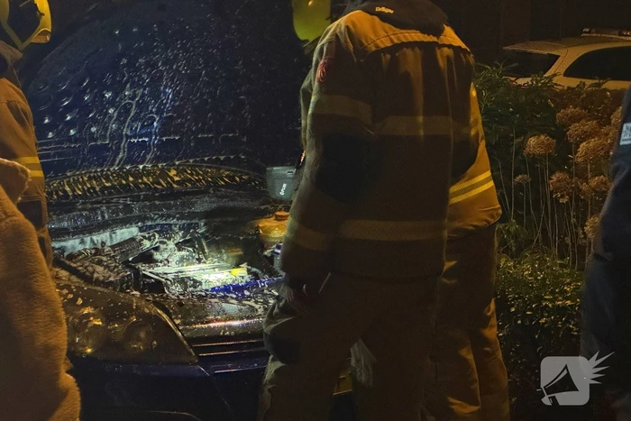 Brand onder motorkap van auto