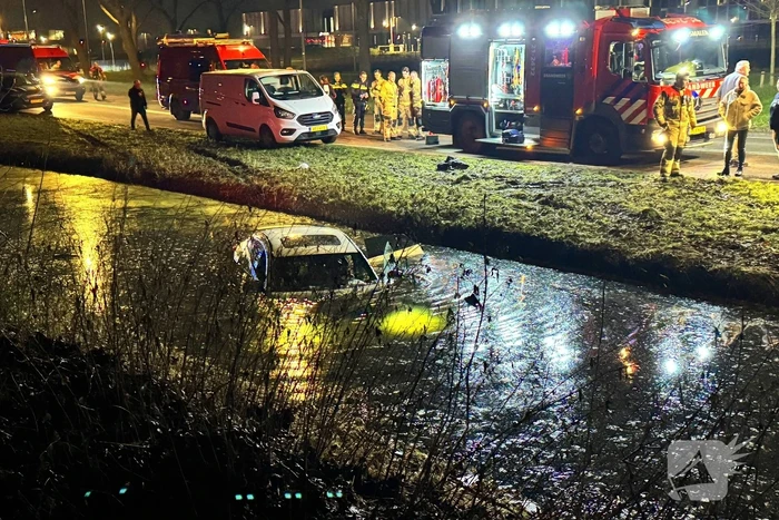 Peperdure Mercedes belandt in het water