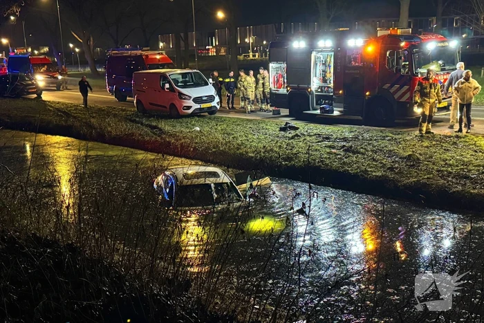 Peperdure Mercedes belandt in het water