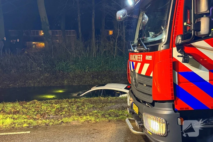 Peperdure Mercedes belandt in het water