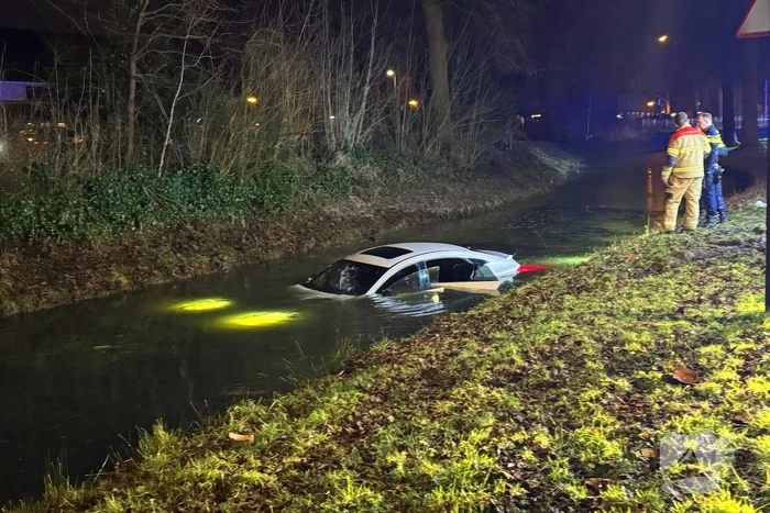 Peperdure Mercedes belandt in het water