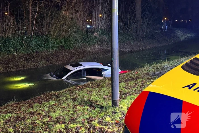 Peperdure Mercedes belandt in het water