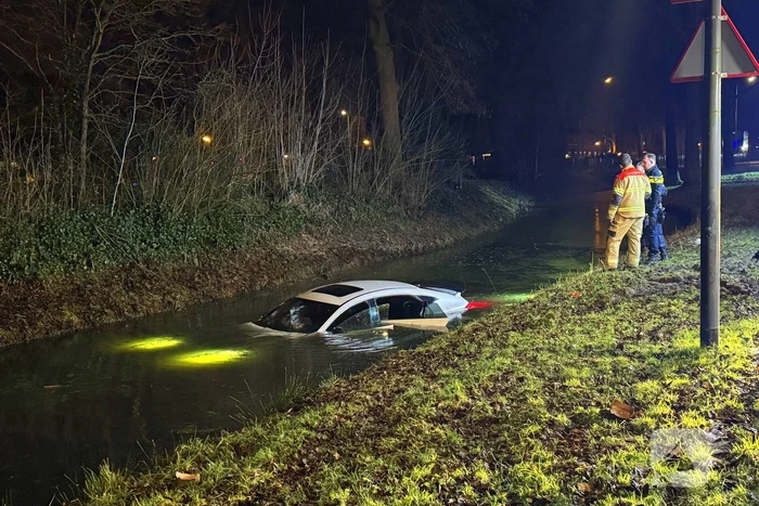 Peperdure Mercedes belandt in het water