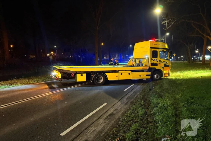 Peperdure Mercedes belandt in het water