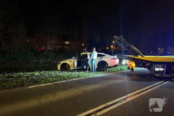 Peperdure Mercedes belandt in het water