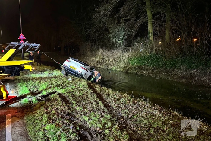 Peperdure Mercedes belandt in het water