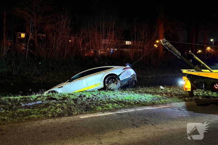Peperdure Mercedes belandt in het water