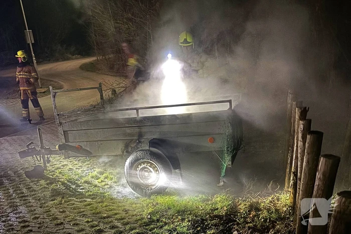 Aanhangwagen gaat in vlammen op