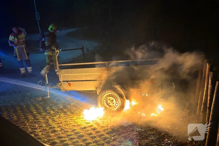 Aanhangwagen gaat in vlammen op