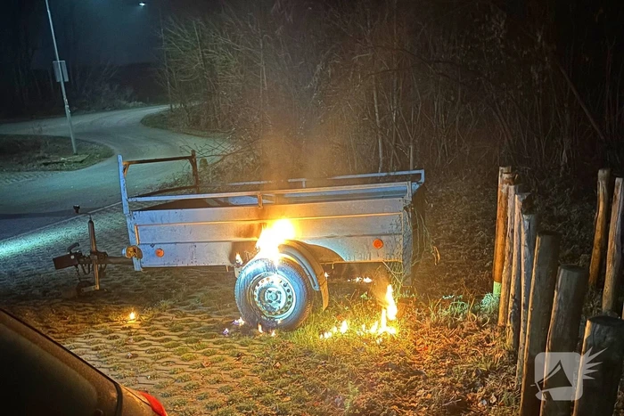 Aanhangwagen gaat in vlammen op