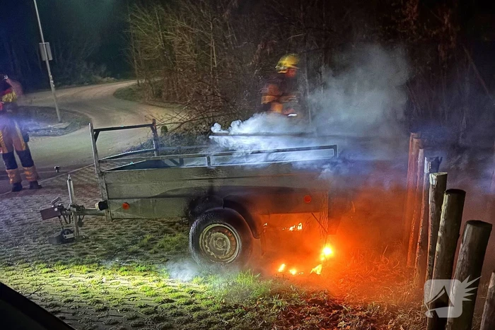 Aanhangwagen gaat in vlammen op