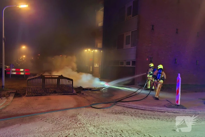 Veel rook bij buitenbrand naast portiek