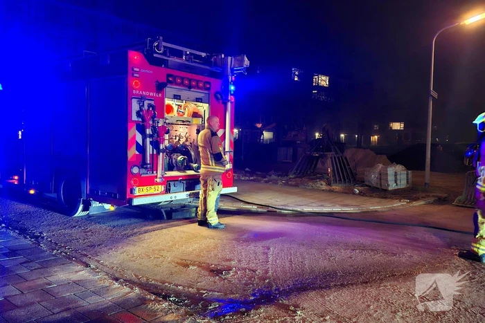 Veel rook bij buitenbrand naast portiek